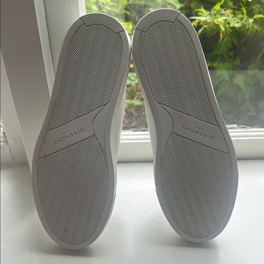 Givenchy Classic White Leather Sneakers - Picture 3 of 5